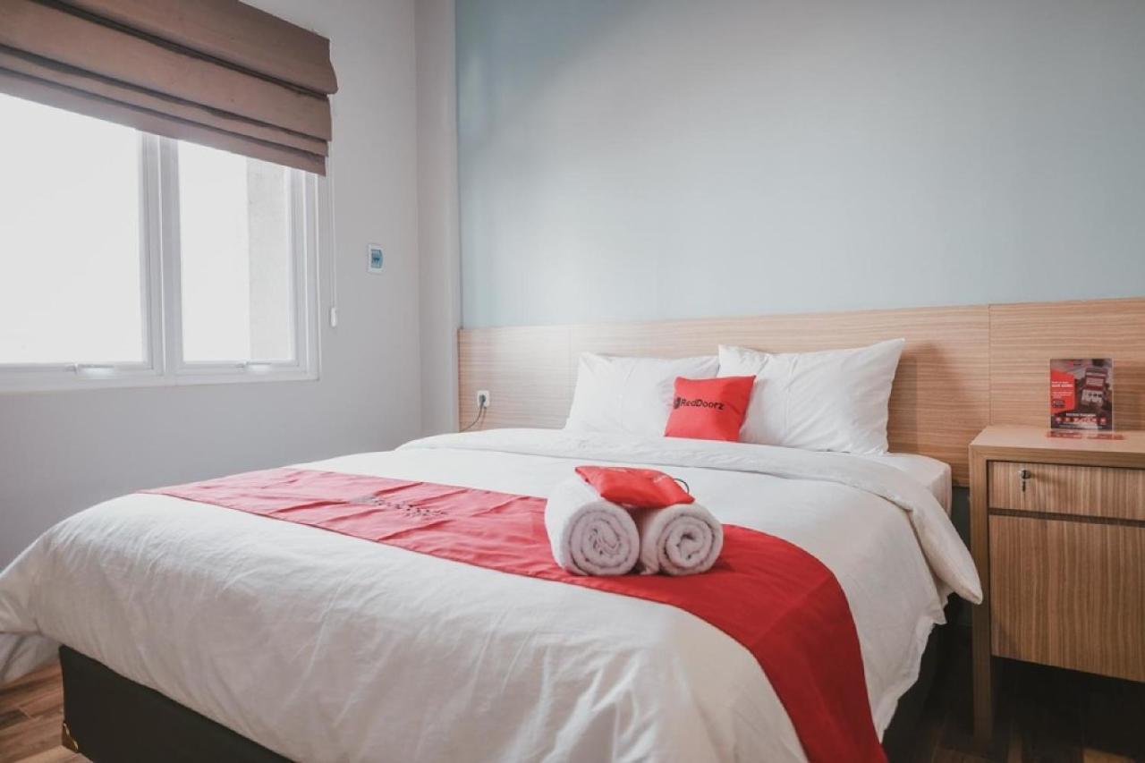 Reddoorz Plus @ Karet Pedurenan 3 Giacarta Esterno foto