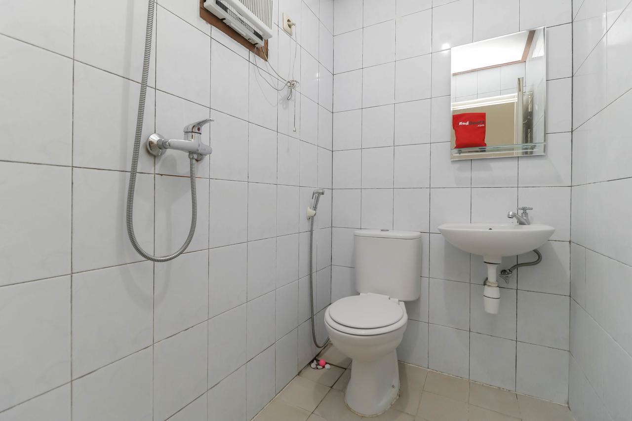 Reddoorz Plus @ Karet Pedurenan 3 Giacarta Esterno foto