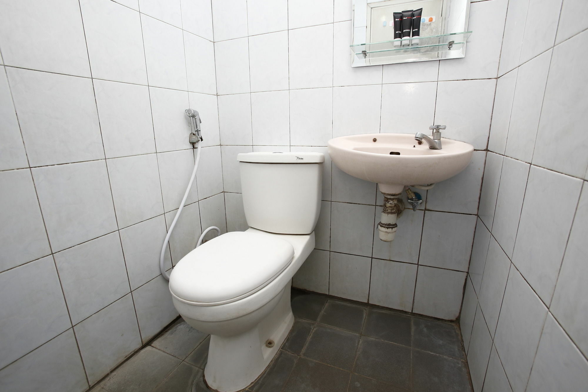 Reddoorz Plus @ Karet Pedurenan 3 Giacarta Esterno foto