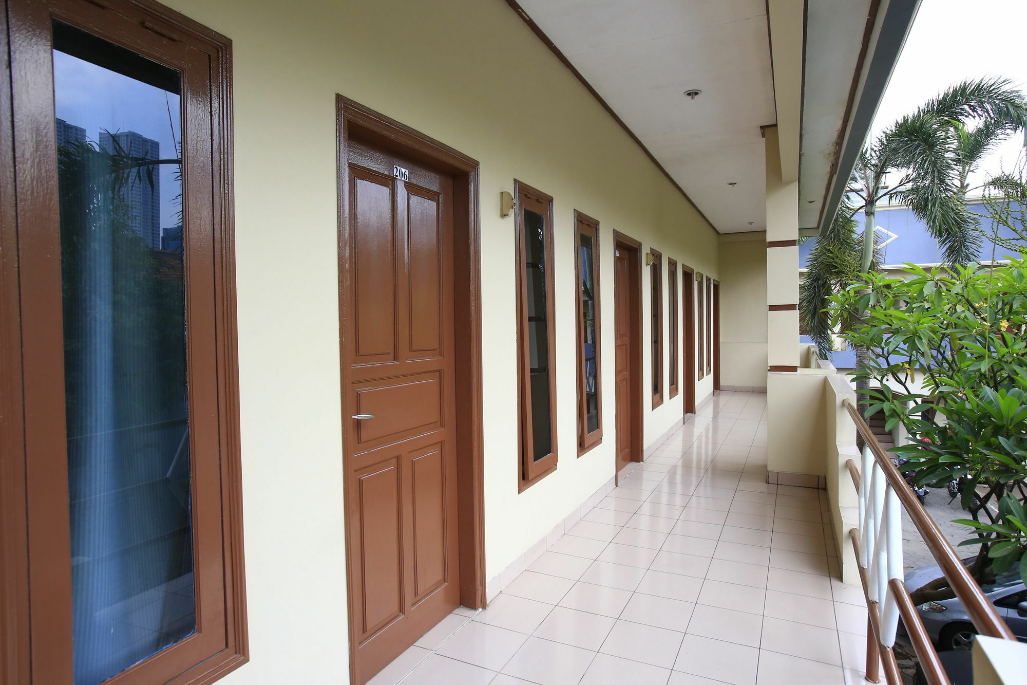 Reddoorz Plus @ Karet Pedurenan 3 Giacarta Esterno foto